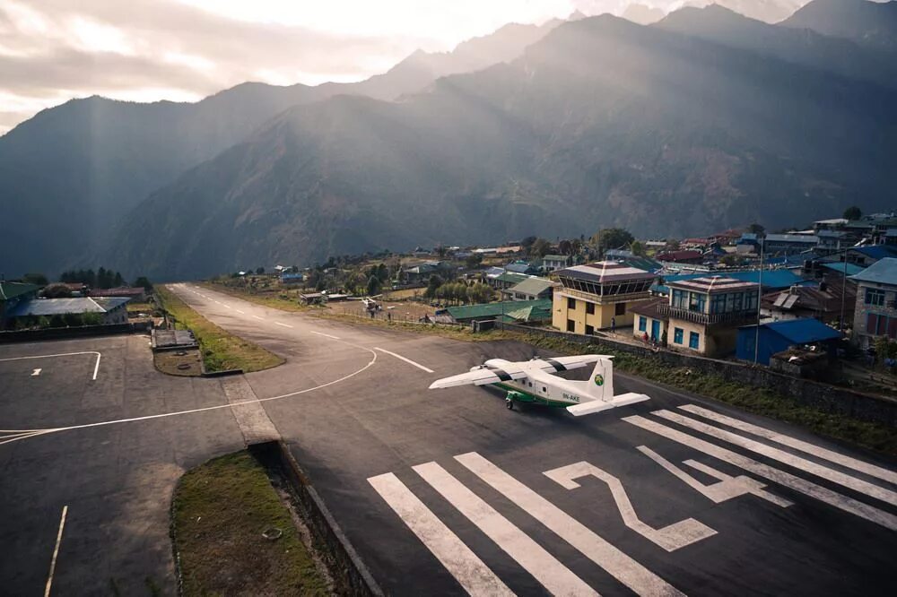 Аэропорт лукла. Аэродром Лукла в Непале. Аэропорт имени Тэнцинга и Хиллари. Аэропорт Тенцинг-Хиллари, Лукла, Непал. Аэропорт Lukla Непал.