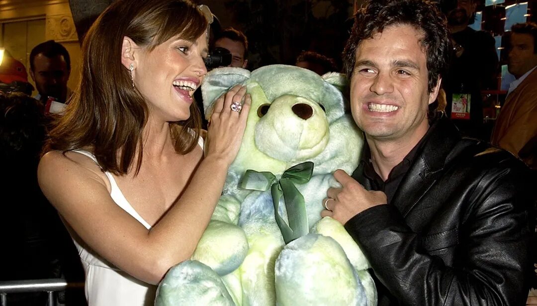 Jennifer Garner and Mark Ruffalo. Из 13 в 30 Гарнер и Руффало. 30 июля 2004