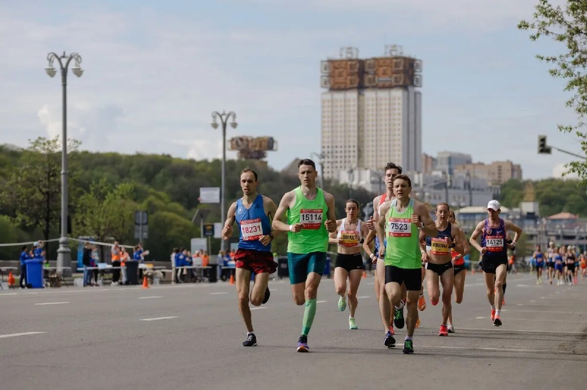 Московский полумарафон 2025 дата проведения. Полумарафон лужники 2025. московский полумарафон 21км. парижский полумарафон 2025. забег полумарафон 2025.