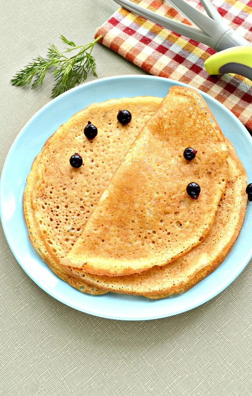 Рецепт блинов на воде с дырочками тоненькие. Блинчики с дырочками. Вкусные тонкие блинчики. Блины на молоке. Блины тонкие с дырочками.