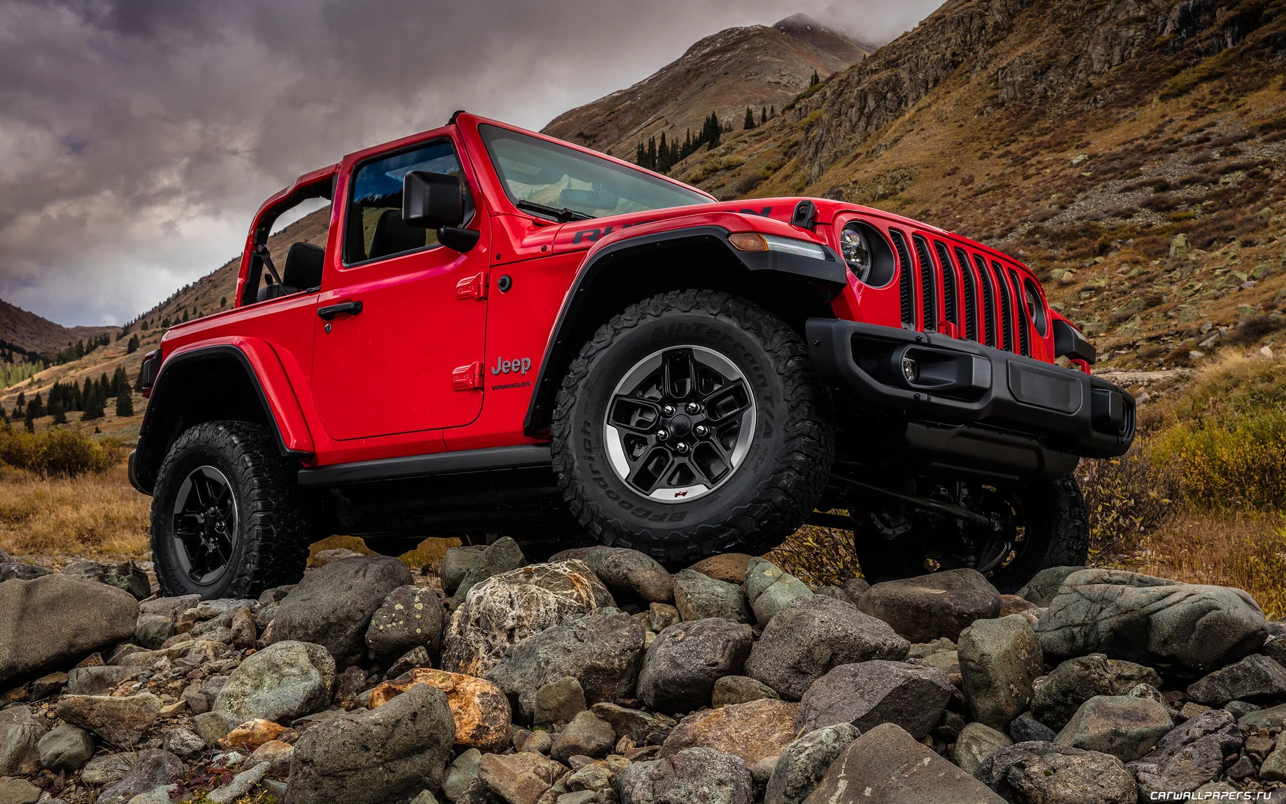 вранглер рубикон в лесу. джип вранглер рубикон красный. рубикон джиппинг. Jeep wrangler rubicon 2018. горный автомобиль.