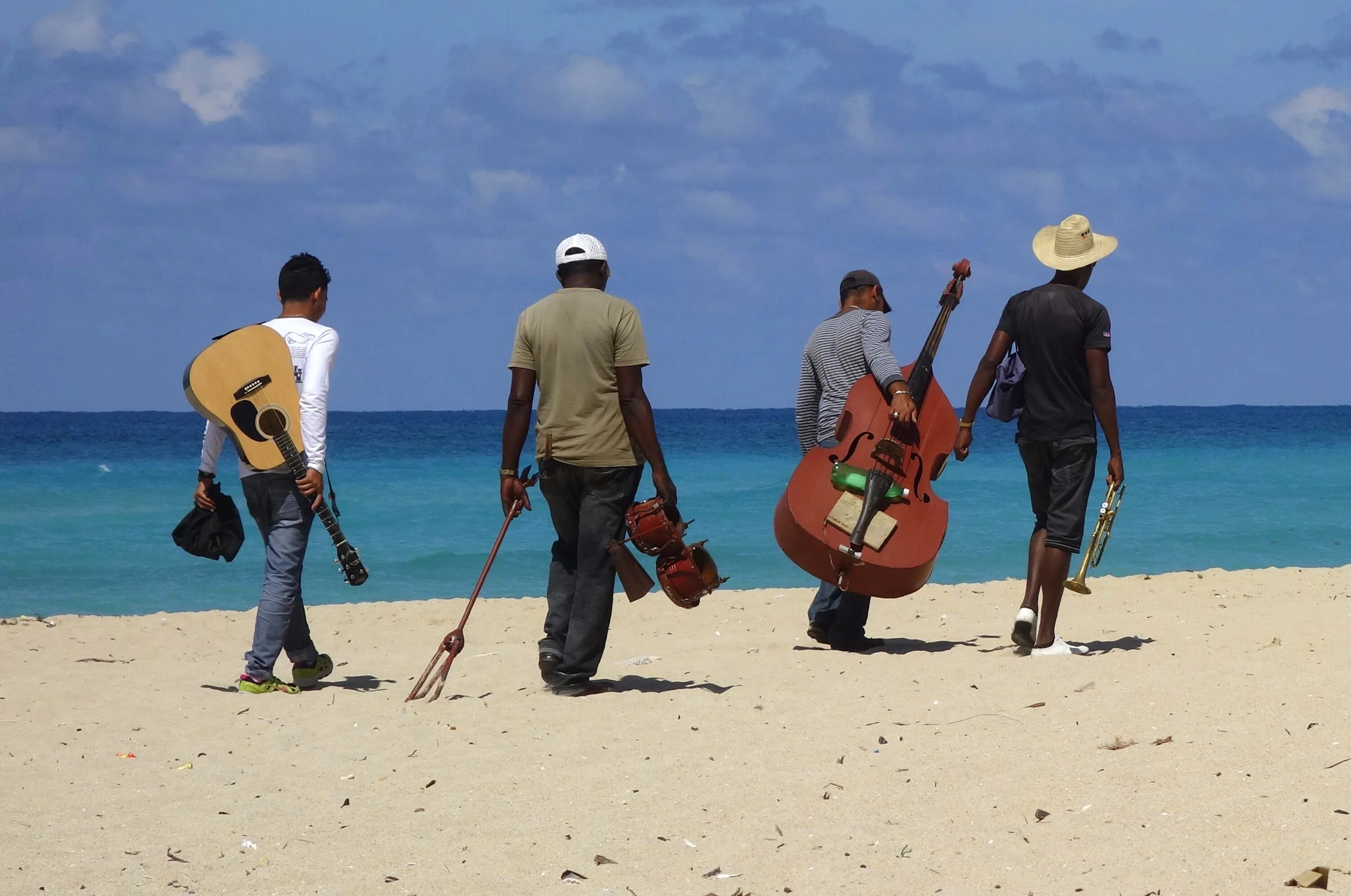 Веселые путешествия песня. Музыканты на пляже. Кубинские музыканты. Гитарист на пляже. Гитара на пляже.