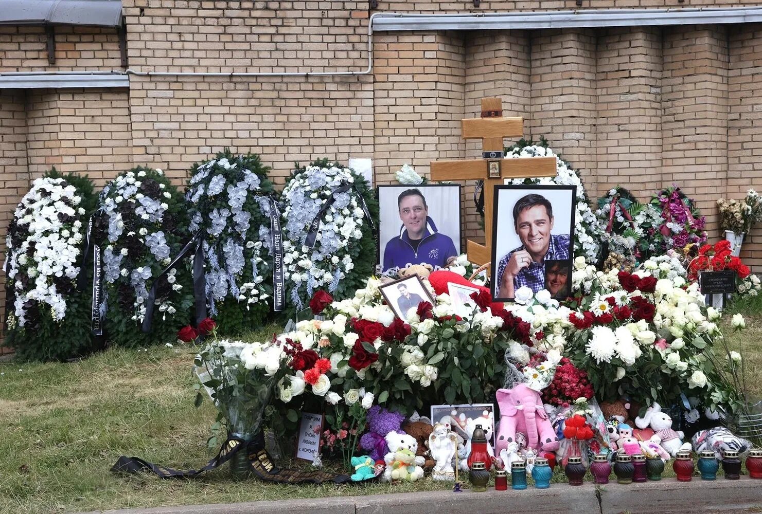 юрий шатунов похороны троекуровское кладбище. могила юрия шатунова на троекуровском. виктор понедельник могила. могила юрия шатунова на троекуровском. могила юры шатунова на троекуровском.