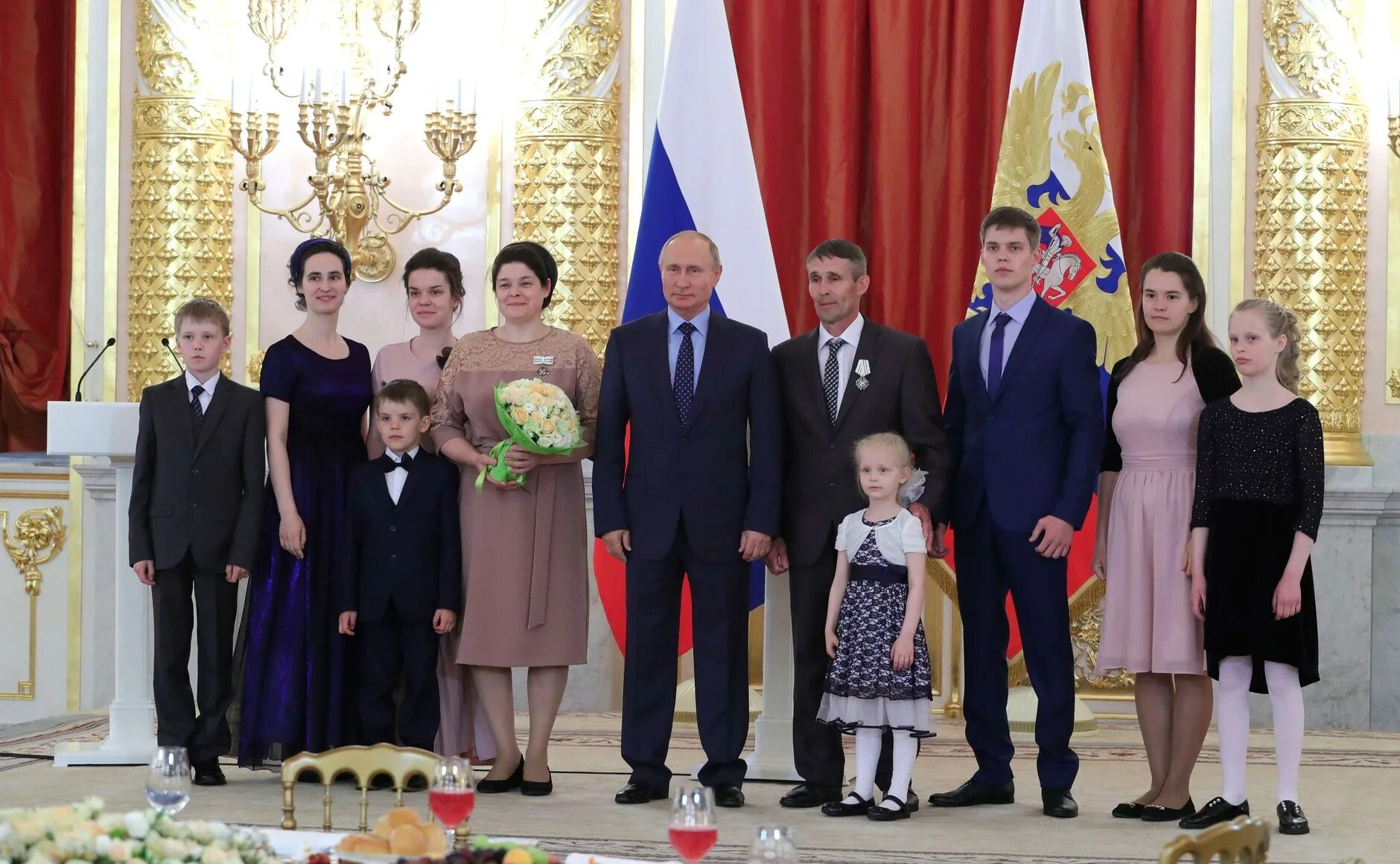 Президентские детские. Награждение в Кремле орденом родительская Слава. Награждение многодетных семей в Кремле.