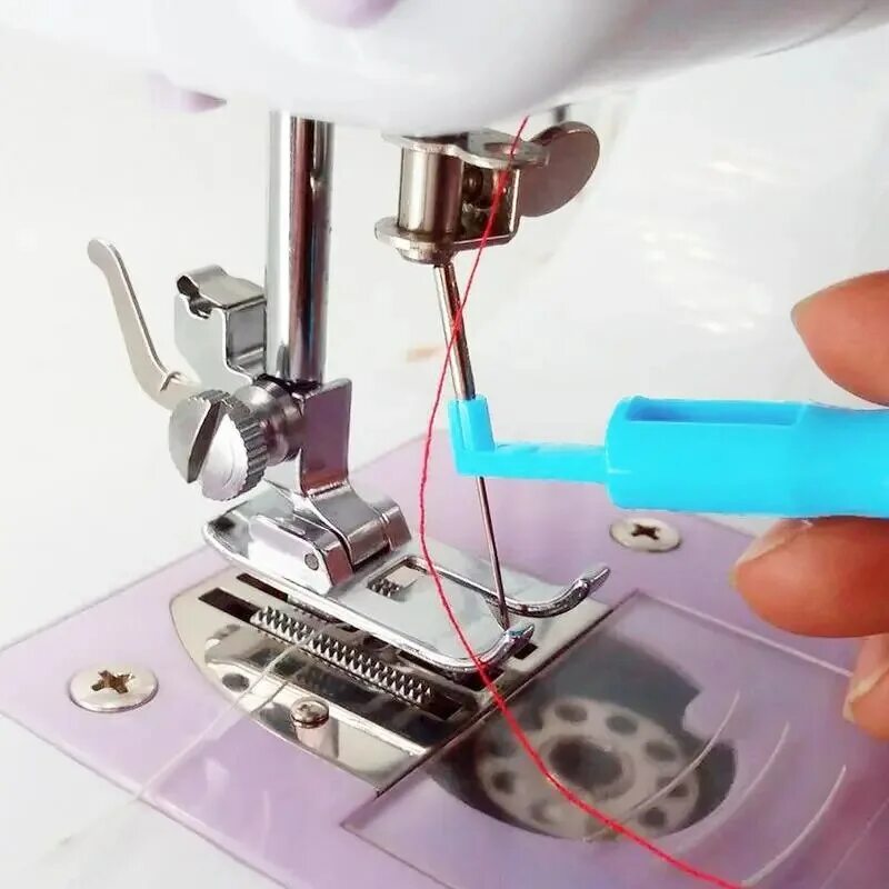 Чайка машина иглы. Needle Aligner швейная машинка. Иглы для швейная машинка Чайка 132. Вставка иглы в швейную машинку. Игла для швейной машины в машинке.