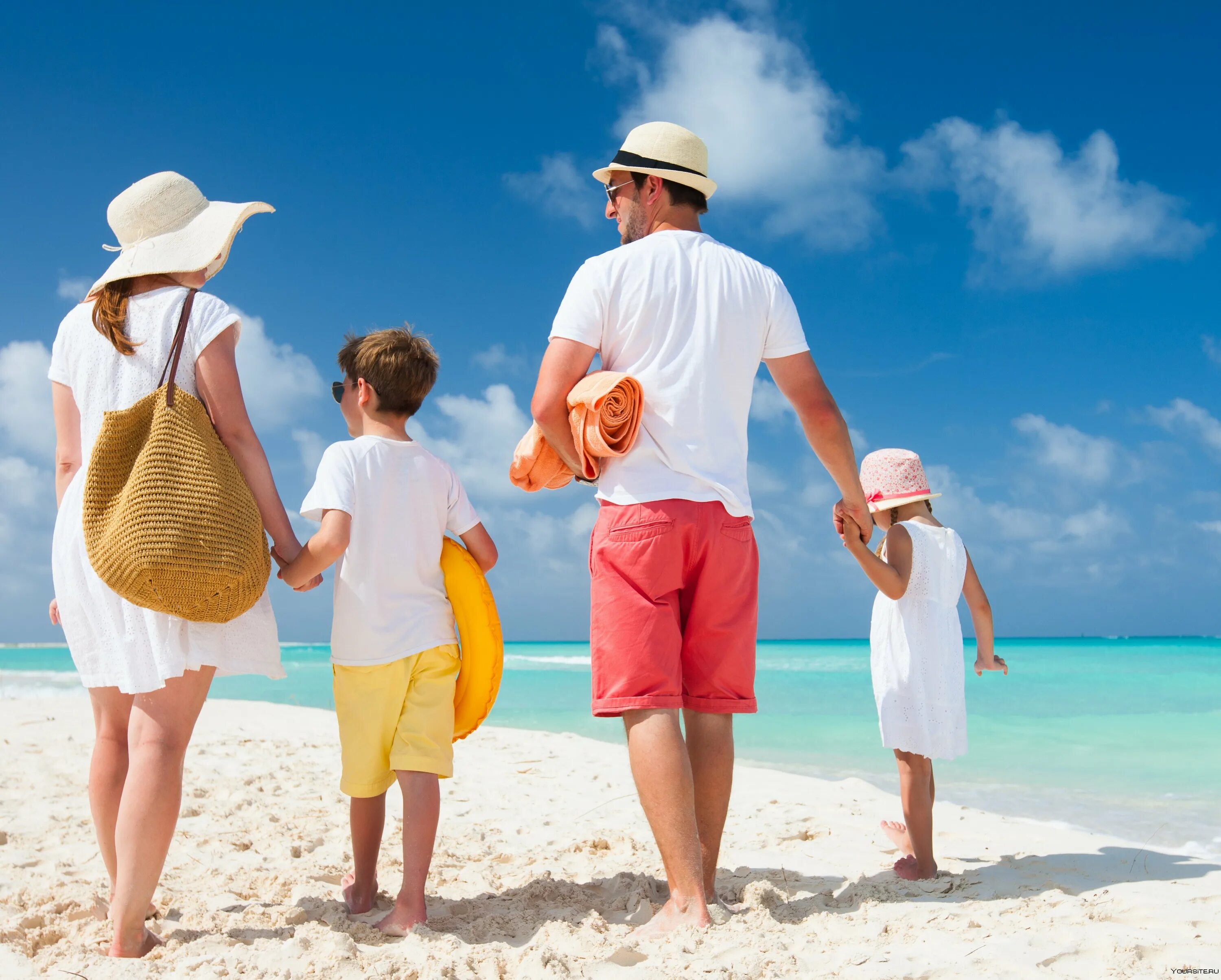 Счастливая семья на море. Путешествие с семьей. Семья в отпуске. Семья на пляже.