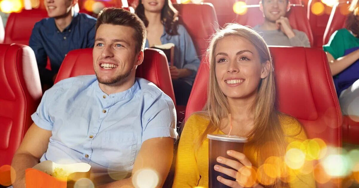 Поход в кинотеатр. Люди смеются в кинотеатре. Подруги в кинотеатре. Friends watch a movie