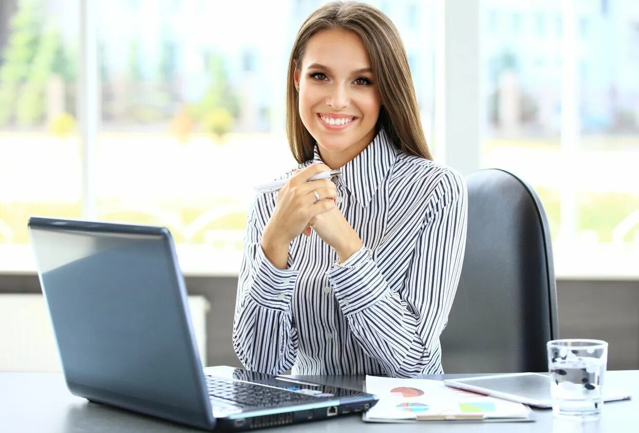 Консультант по продажам. Менеджер мужчина. Деловой человек. Молодой человек в офисе. Офисный работник.