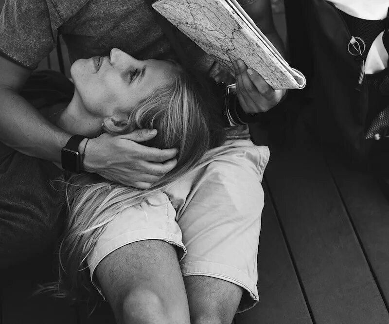 Парень лежит на коленях. Лежит на коленях. Парень лележит на ногах девушки. Лежит на коленях у девушки. Парень лежит на коленях.