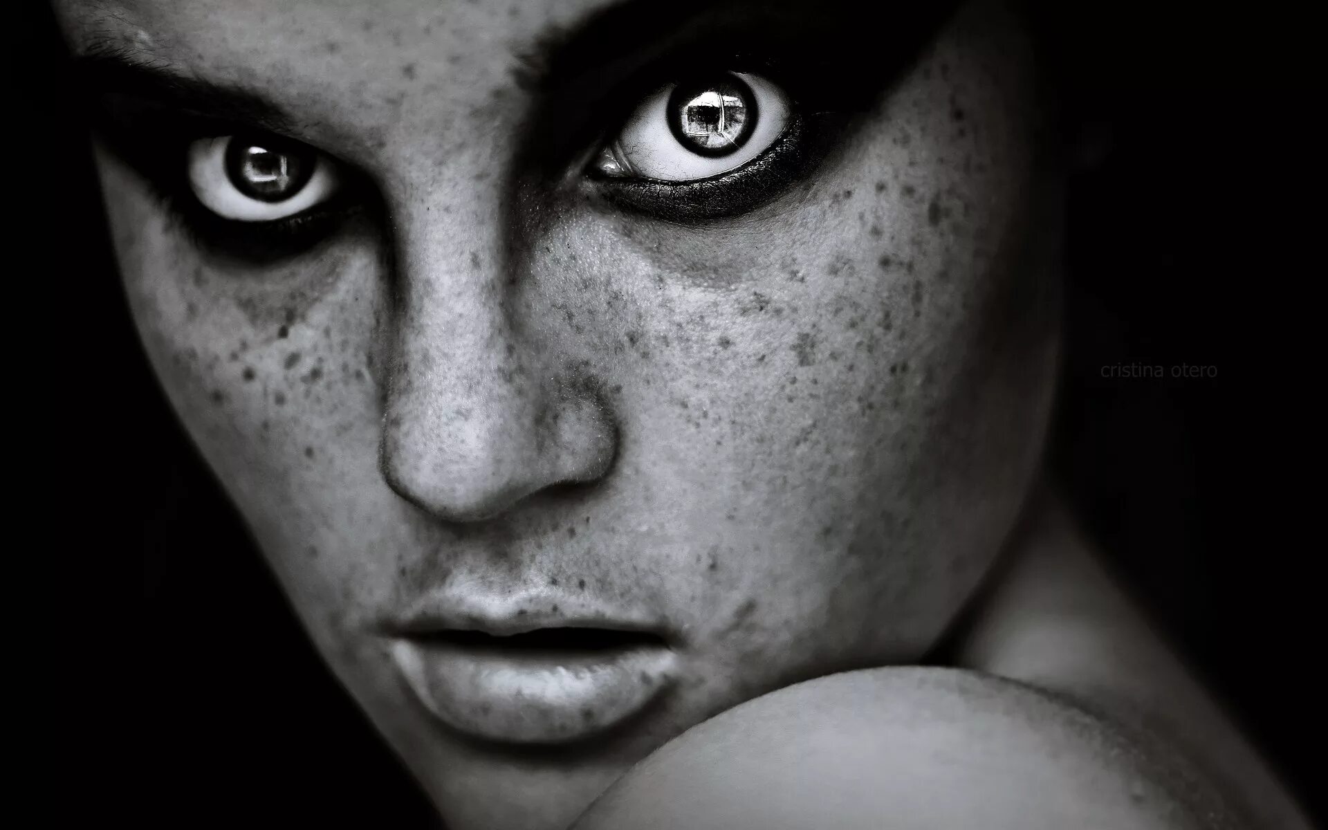 Злые глаза девушки. Злые глаза девушки. Злые глаза девушки. Глаза девушки. Страшный взгляд девушки.