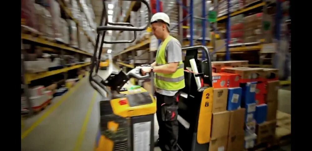 Комплектовщик на склад. Работники склада 2 2. Работник склада. Комплектовщик на склад. Комплектовка товара на складе.