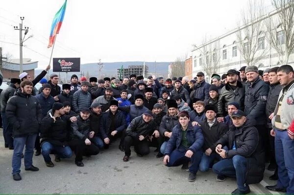 Дагестан толпа. Дагестанцы танцуют лезгинку. Дагестан толпа. Дагестан толпа. Дагестан толпа.