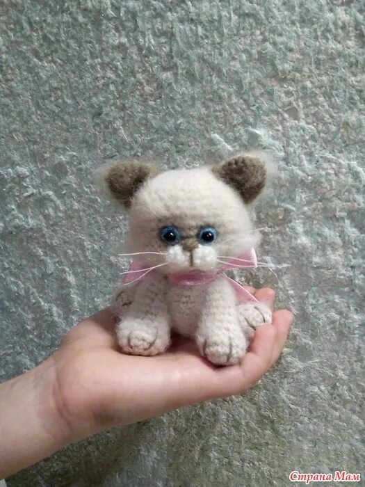 Вязаные игрушки котята. Вязаные игрушки кошечки. Котенок крючком. Вязаный котенок. Мастер класс вязания котенка.
