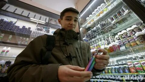 Подросток продает вейп