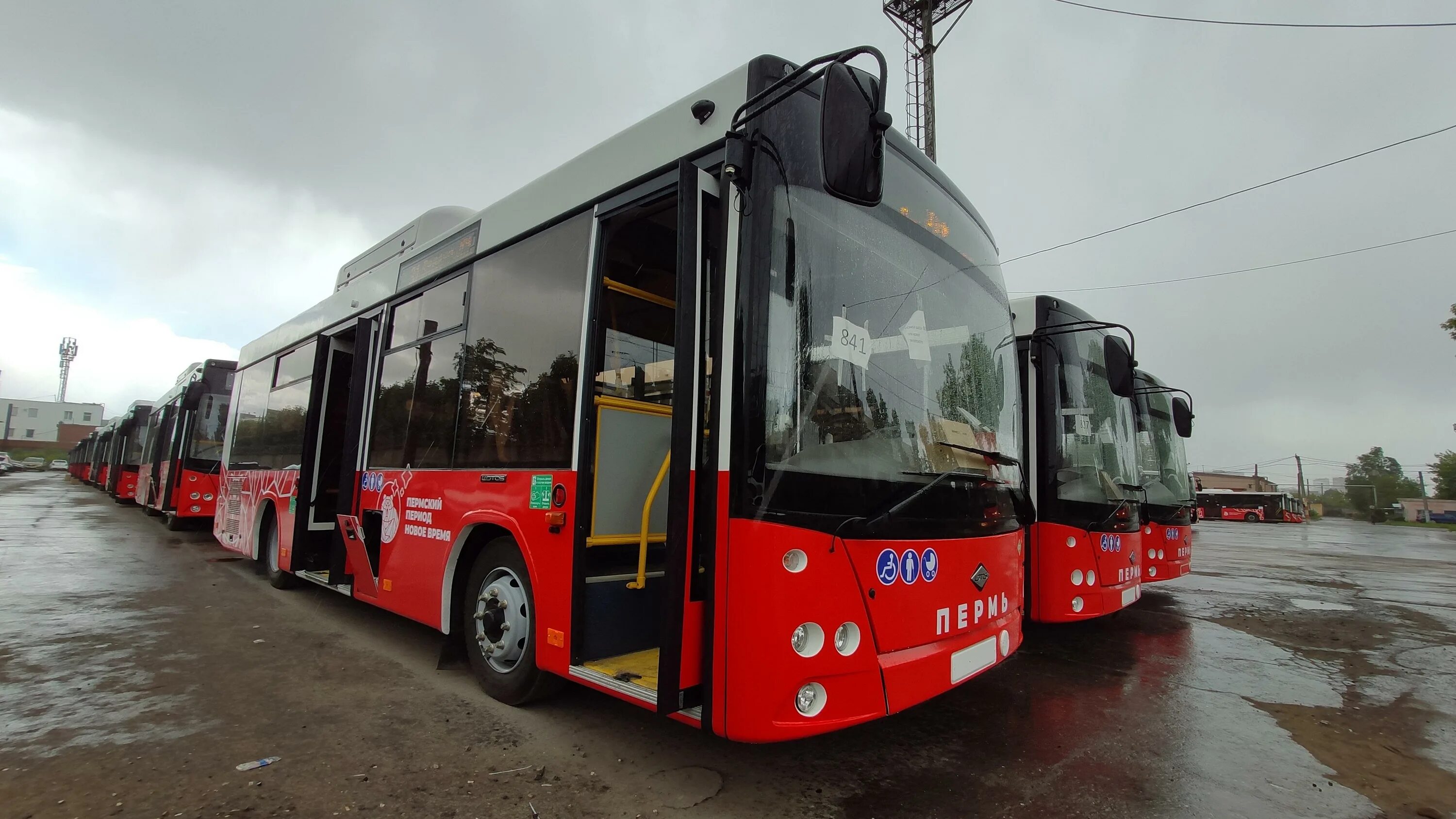 Автобусы пермь 16 на сегодня. Автобус ЛИАЗ Пермь. Новые автобусы в Перми ЛИАЗ. Автобусный парк Автомиг Пермь. НЕФАЗ Пермь Автомиг.