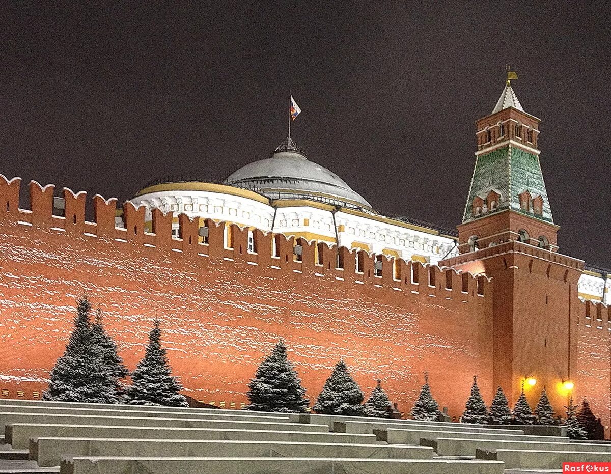 20 kremlin. Кремлевская стена Москва. Кремлёвская сцена в Москве. Краснокирпичный Московский Кремль. Сенатская башня Московского Кремля.