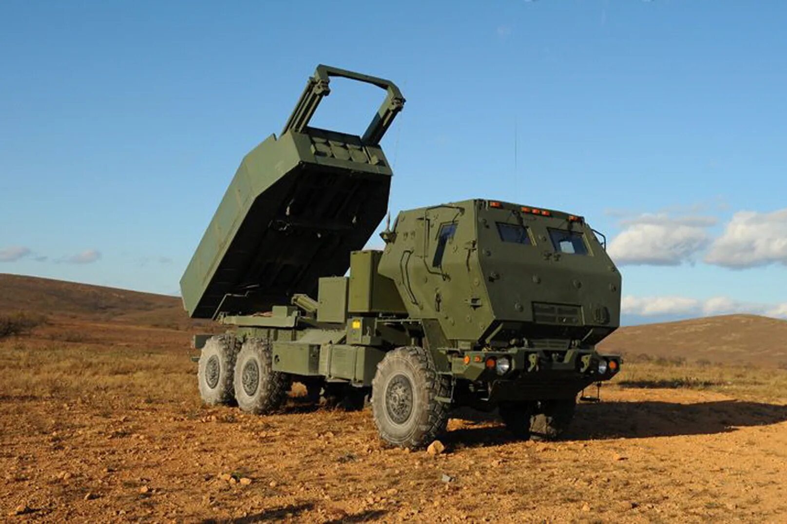 Установка хаймерс. M142 HIMARS. РСЗО m142 HIMARS. РСЗО m142 HIMARS США. M142 HIMARS дальность.