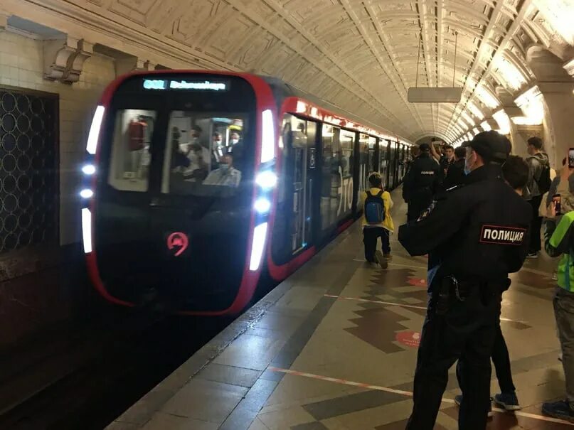 Поезд метро кольцевой. Поезд метро Москва 2020 на кольцевой линии. Вагон метро Москва 2020. Москва 2020 вагоны метрополитена. Москва 2020 на кольцевой линии.