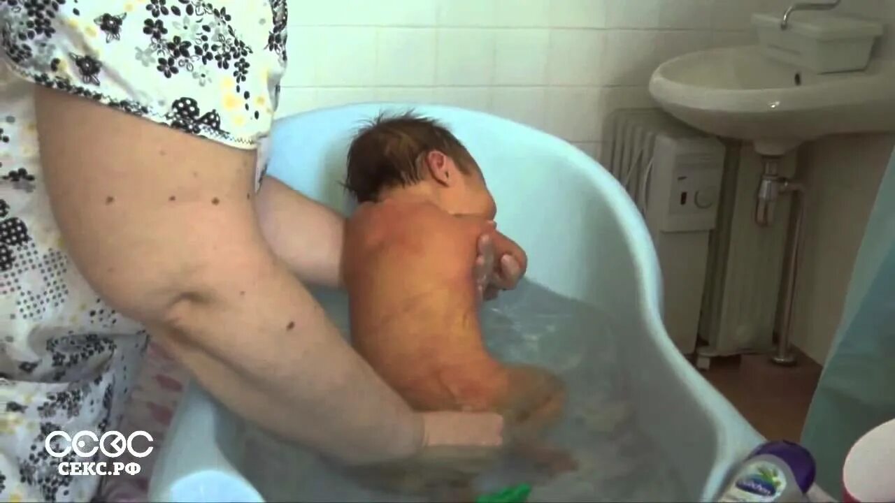Новорожденного ребенка подмывают. Подмывание новорожденного под краном. Как правильно подмывать грудничка ребенка. Подмывание новорожденного мальчика