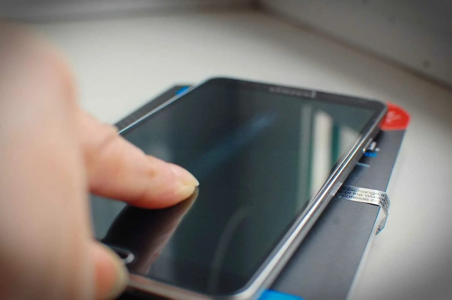 Почему отходит защитное стекло. Выгоревший экран samsung. защита экрана смартфона. пузыри под защитным стеклом. защитное стекло отклеивается.