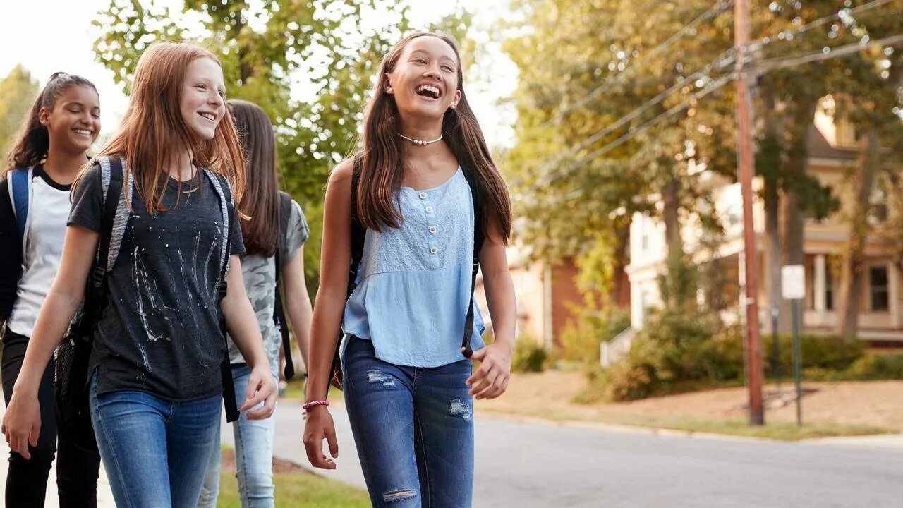 Текущая девочка. Радикальный бодипозитив. Красивые девушки текут. Девочки подростки сидя. Девушка сидит.