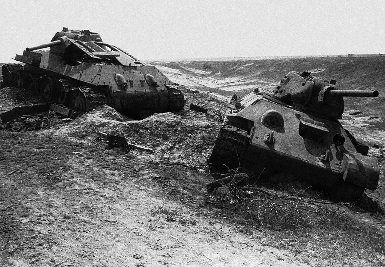 Разгромленная колонна ркка июнь 1941. Уничтоженная американская техника. Подбитые танки ркка 1941. Битва разбит. Разбившийся космический корабль.