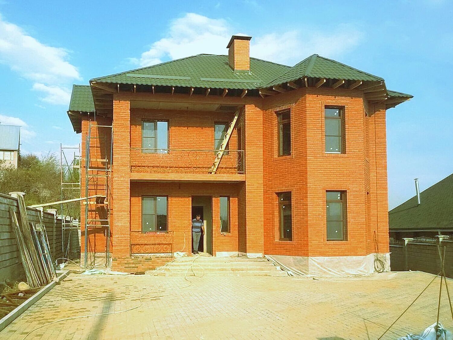 кирпичный дом с гаражом. строительство красные дома. красный кирпичный дом. красивые дома из красного кирпича. дон из красного кирпича.