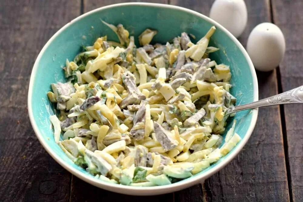 Вкусный салат с куриными сердечками рецепты. Салат сердечный из куриных сердечек. Вкусный салат с куриными сердечками рецепты. Салат с куриными сердечками. Салат с сердцем куриным.