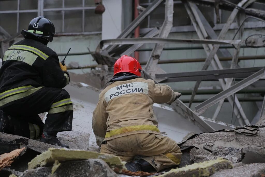 Разрушить труд. Спасение людей из под завалов. Спасение в ЧС. МЧС России землетрясение. Спасение из под завалов МЧС.