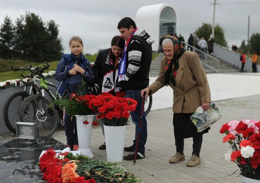 Разбилась команда. Хк Локомотив Ярославль 2011 трагедия. Ярославский Локомотив 7 сентября 2011. Хк Локомотив 7 сентября 2011.