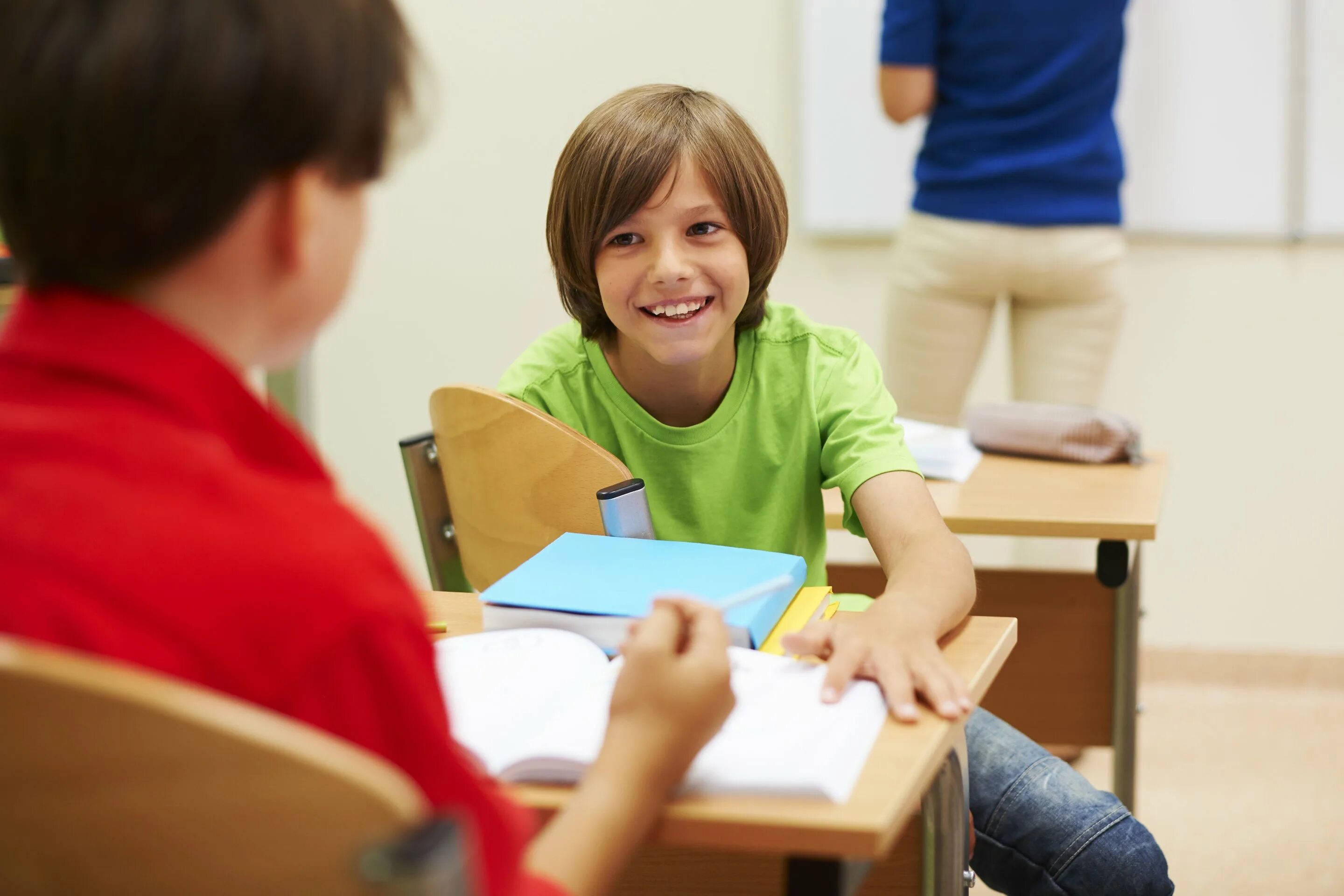 To make the most. Уроки картинки взрослые. two school students are talking. conversation in class. contract in the classroom kids.