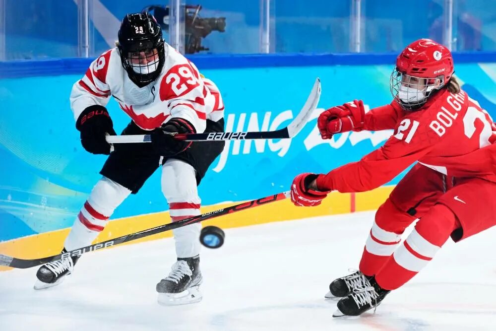 Канада россия 8 2. Хоккей сборная Канады. Женский хоккей с шайбой. Хоккей Канада женщины.