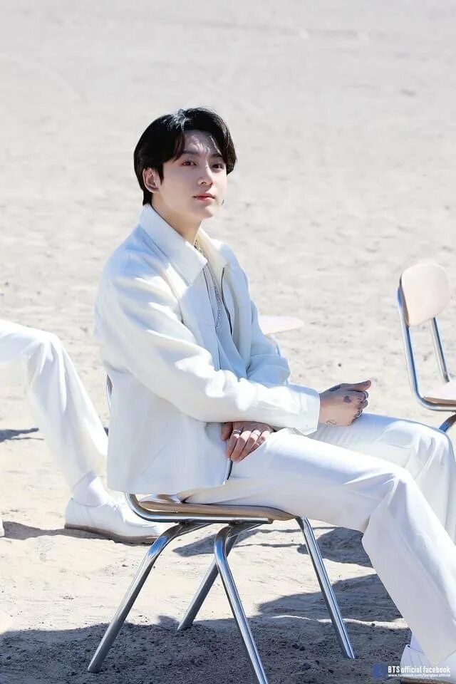 Yet to come bts. Чонгук бтс 2025 фотосессия. чонгук бтс 2025. чонгук из бтс 2025. чонгук yet to come.