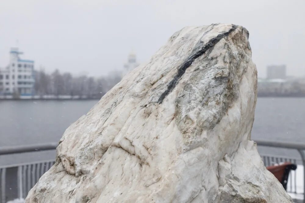 Stone екатеринбург. Поющий камень арт объект Екатеринбург. Екатеринбургские камни. Поющие камни. Горные камни Екатеринбург.