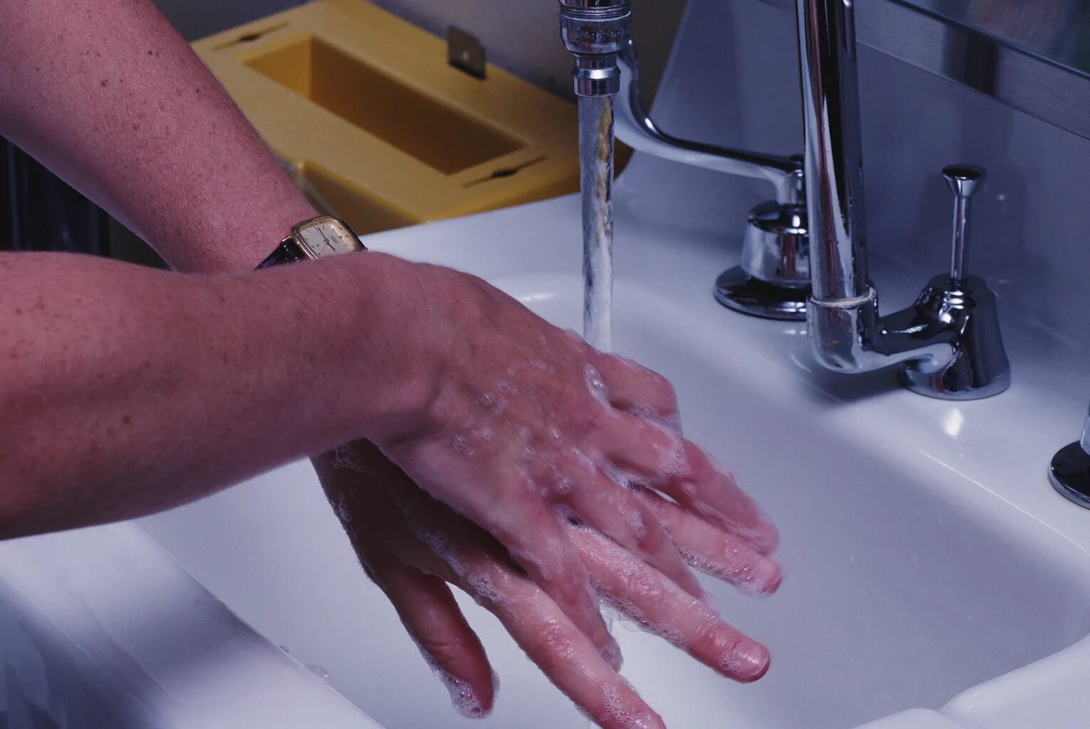 Мытье рук пациенту. Гигиеническая дезинфекция рук. Обработка рук. Мытье рук медицинского персонала. Мытьё рук гигиеническим способом.