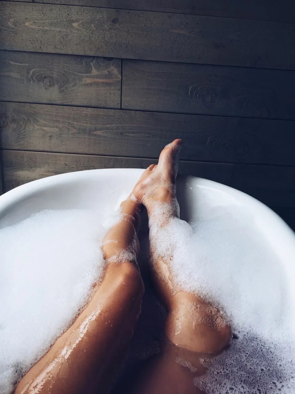 Прикрылась полотенцем. Женские ноги в ванне. Ванна для ног. Женщина в ванной. Красивые ноги в ванной.