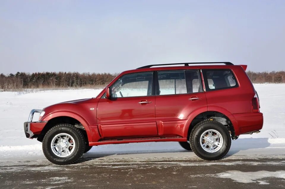 Куплю паджеро пермь. Mitsubishi Pajero 3. Митсубиси Паджеро вишневый. Мицубиси Паджеро 3 кузов. Паджеро 3 красный.