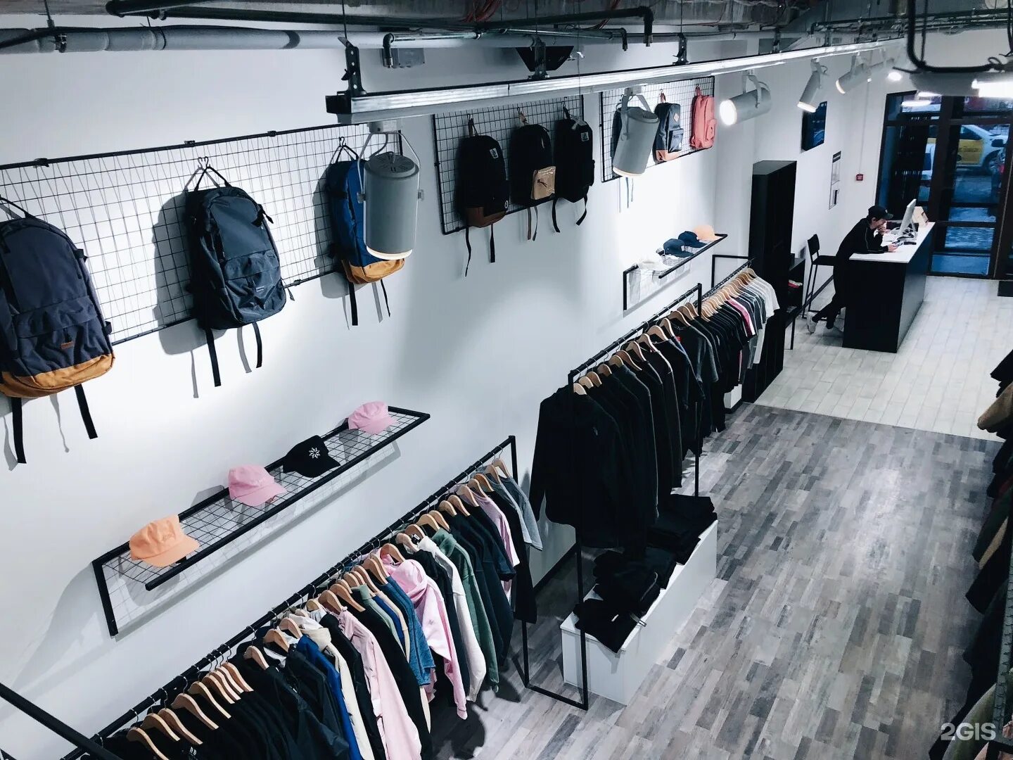 Шкаф для магазина одежды. Лемакс 24 интернет магазин шкаф тканевый. Шкаф магазин одежды. Шкаф для одежды для невесты. Оборудование для магазина одежды.