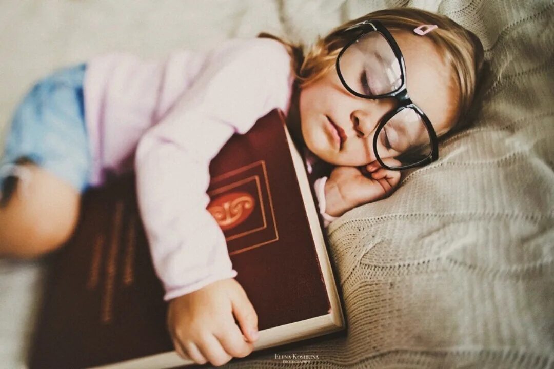 Книга ей спать. Книжки для детей. Книги для детей. Чтение книги перед сном. Дети читают.