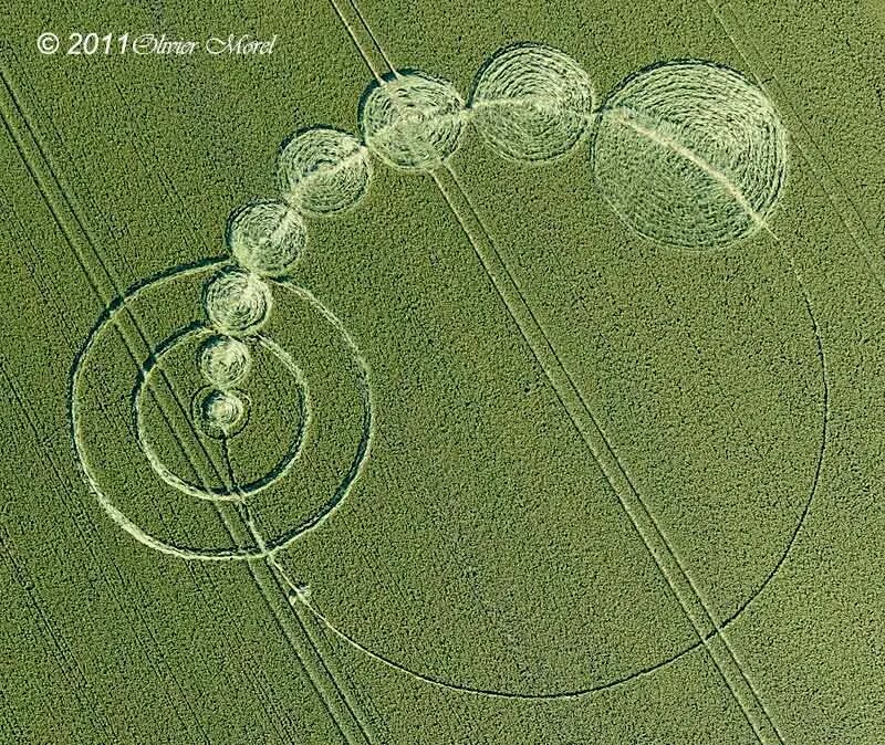 2011 Круг на поле в Уилтшире. Круги на полях. Таинственные знаки на полях. Самые красивые круги на полях. Круги на поле телеграмм
