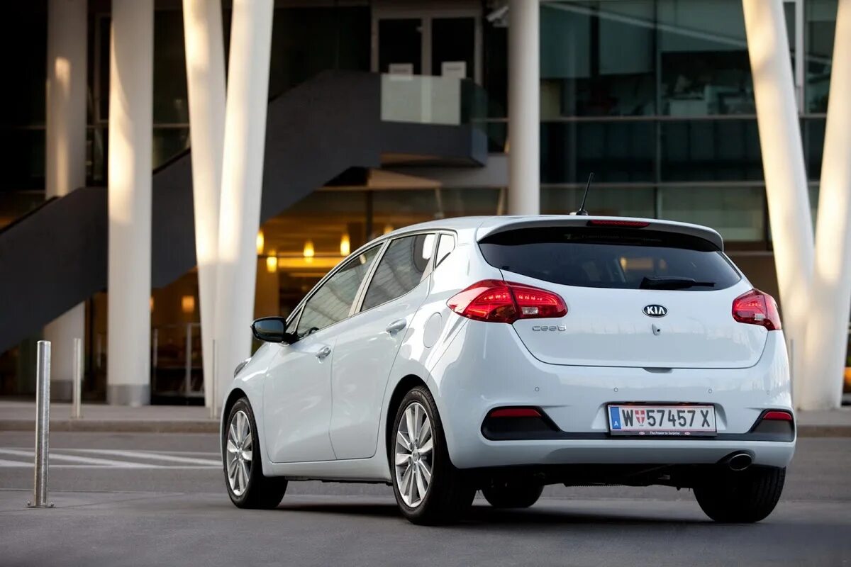 Kia Drops Mega Photo Gallery of 2012 Cee'd Hatchback Carscoops