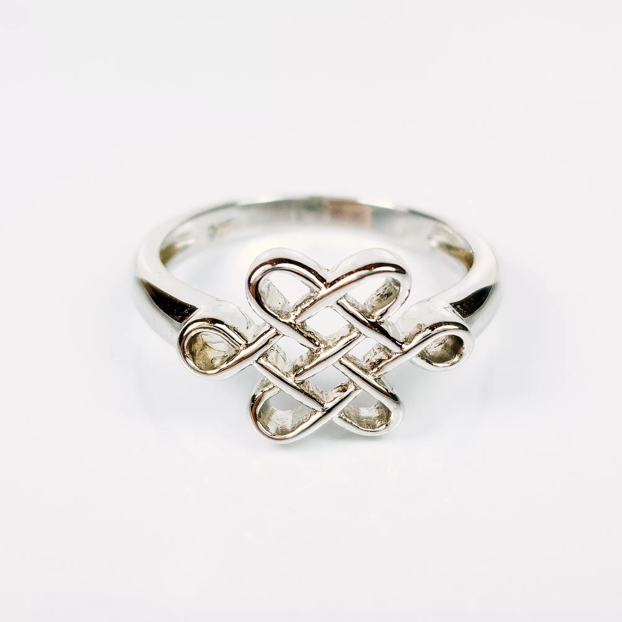 Кольцо значение символа. Перстень "узел бесконечности". Три кольца символ. Славянское кольцо триглав. Уроборос змея бесконечность.