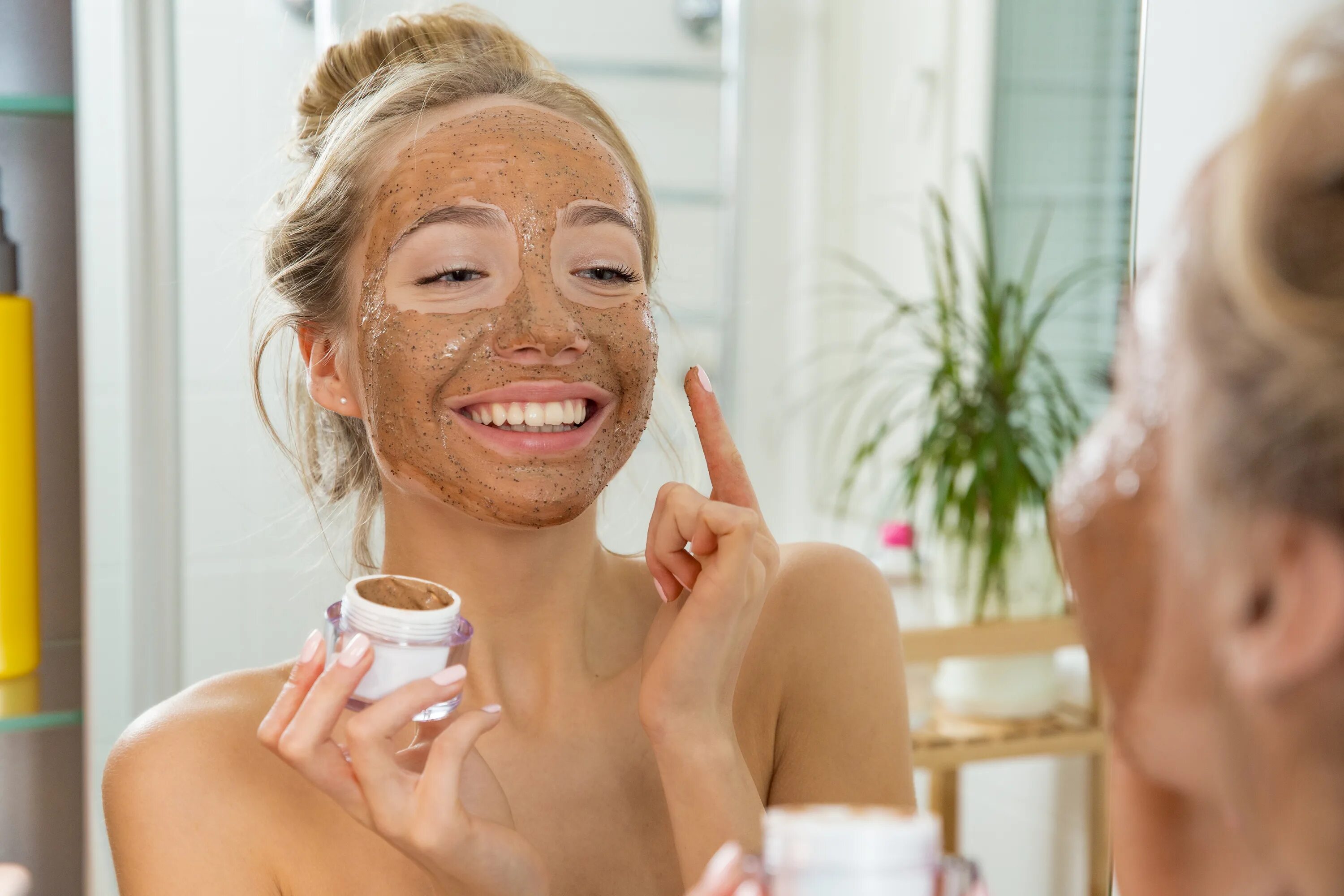 Skin body mask. Скраб для лица. Скрабы и пилинги для лица. Увлажненная кожа.