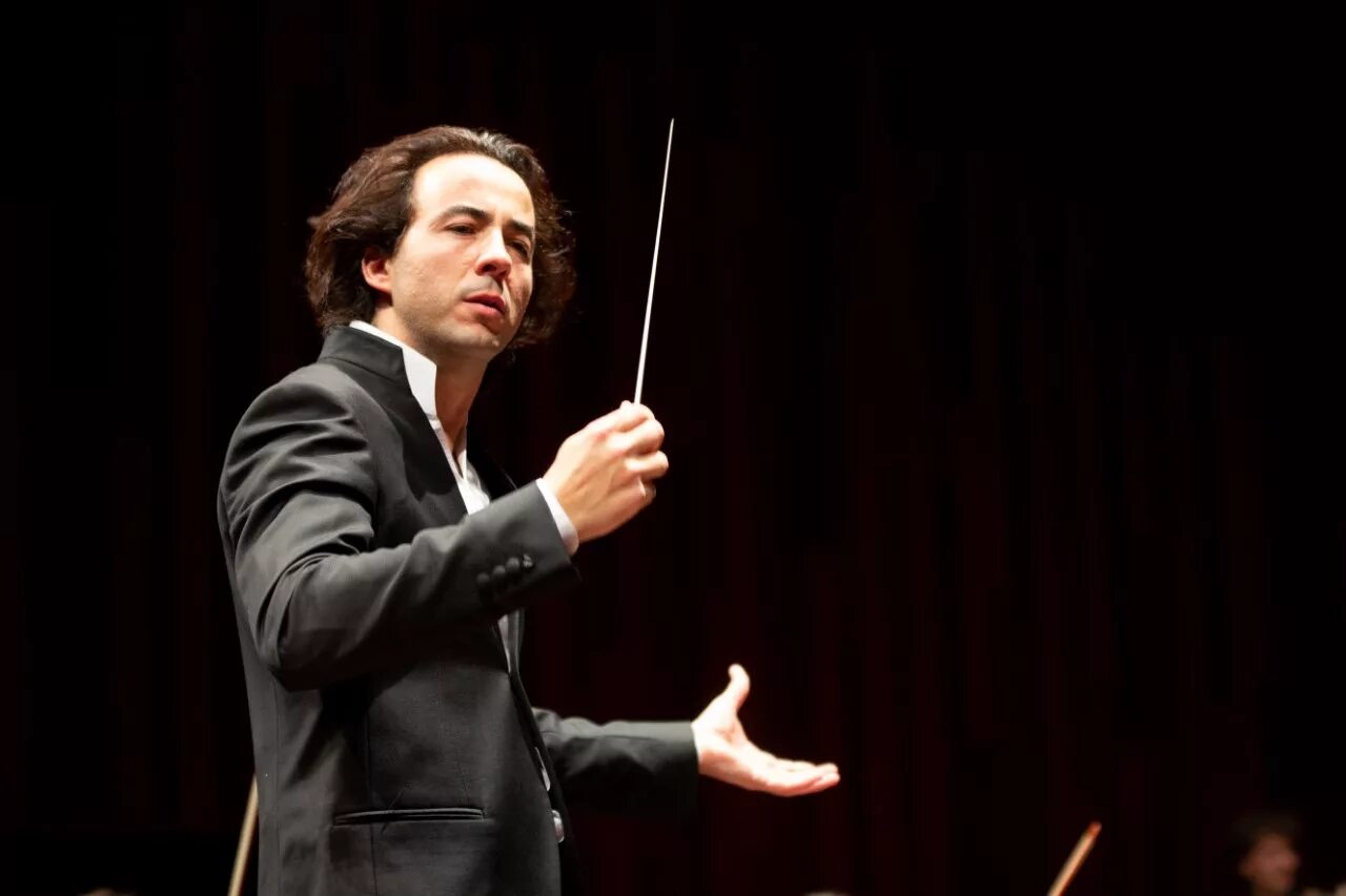 Владимир юровский дирижер жена. Художественный руководитель симфонического оркестра. Филармония. Валерий гергиев дирижер. Виталий сергованцев дирижер.