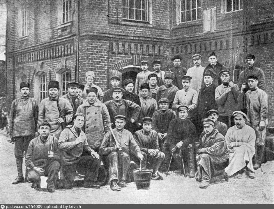 В гражданскую войну петроград контролировали. Красногвардейцы 1917 петроград. красная гвардия в 1917 году. отряды красной гвардии 1917. отряд красной гвардии 1918.