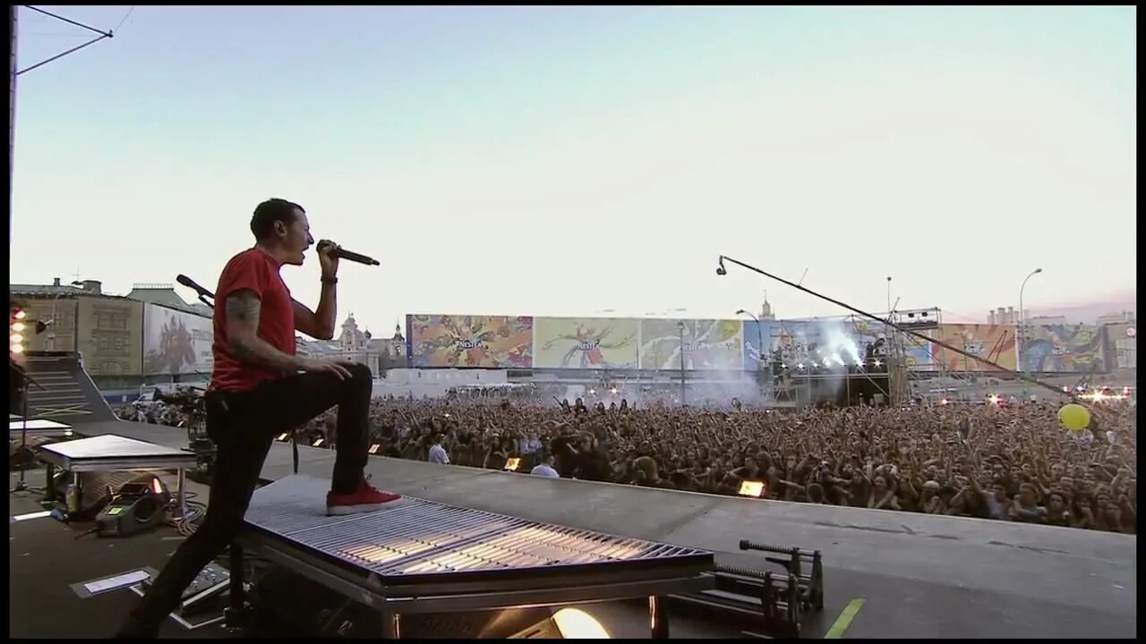 Песни линкина парка на русском. Linkin Park Red Square 2011. Честер Беннингтон в 2011 Москва. Linkin Park Live 2011. Честер Беннингтон концерт в Москве 2011.