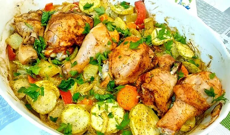 Бедрышки с овощами. Курица с овощами в духовке. Куриные бедра с овощами в духовке. Куриные бёдра запеченые с овощами.