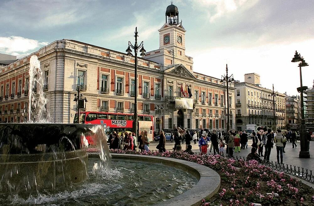 Площадь пуэрта-дель-соль в мадриде. Площадь puerta del sol. Puerta del sol мадрид. Пуэрта дель. Площадь пуэрта-дель-соль в мадриде.