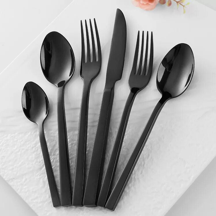 Катлери сет столовые приборы. Столовые приборы черного цвета. Катлери сет столовые приборы. Набор вилок и ложек черного цвета. Столовые приборы черного цвета.