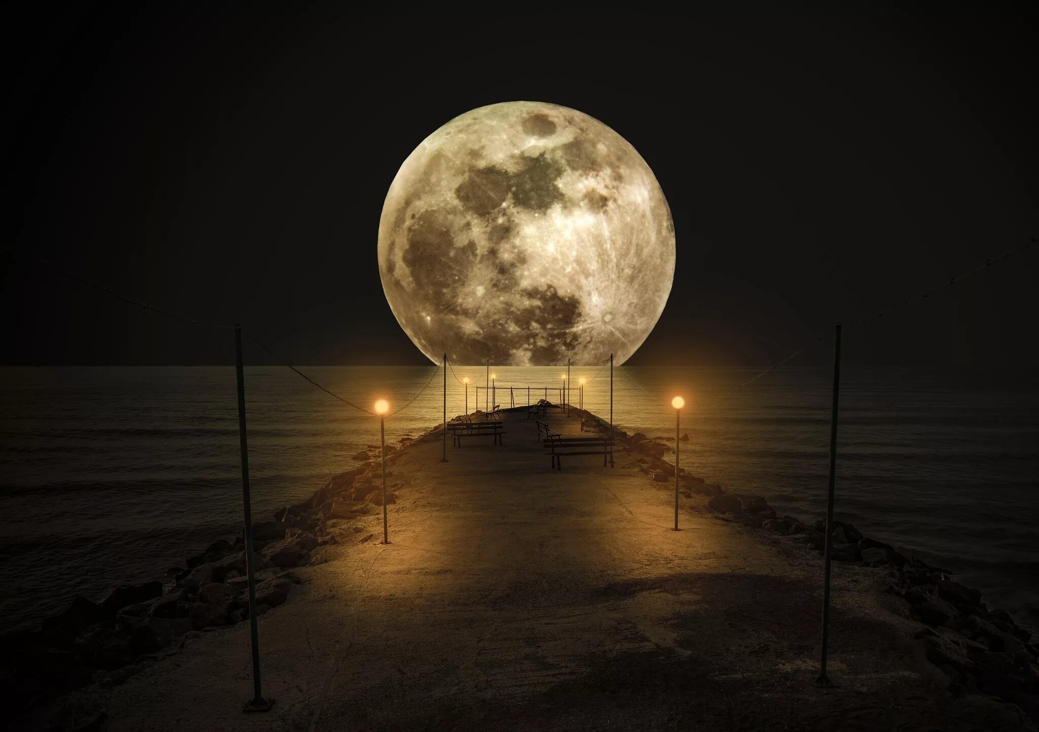 State moon. Огромная Луна. Лунный пейзаж. Лунная ночь. Пейзаж с луной.